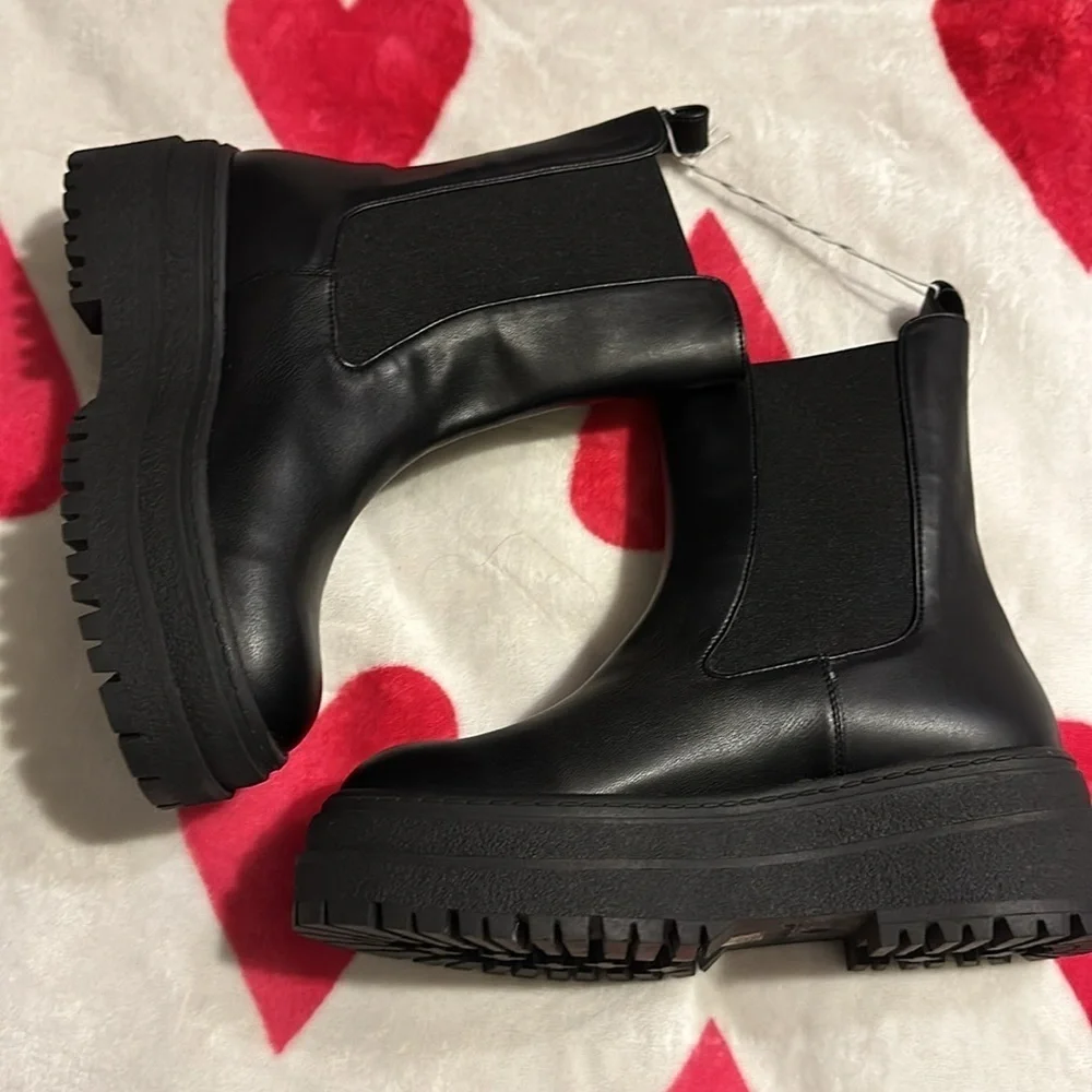Good American Leather Chelsea Pull On Boot Black Women's